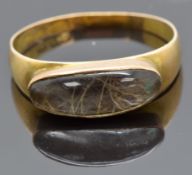 Victorian 15ct gold mourning ring set with hair in a glass compartment, size T, 3.26g