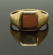 A 9ct gold signet ring, size T, 5.00g