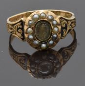 Victorian hallmarked 9ct gold mourning ring set with a glass compartment surrounded by seed