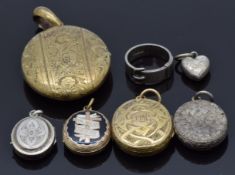 Victorian mourning locket set with enamel reading 