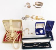 A collection of silver and costume jewellery including silver heart pendant, brooches, Wedgwood