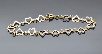 A 9ct gold bracelet made up of heart shaped links, 2.1g