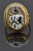 Victorian 9ct gold ring set with Essex crystal cabochon depicting a crest in Victorian ring box,