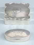 Edward VII hallmarked silver dressing table or trinket pot with hammered decoration and shaped edge,