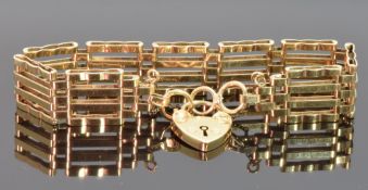 A 9ct gold gate bracelet with heart clasp, 18cm, 18.1g