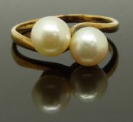 A 9ct gold ring set with two pearls, size Q, 3.28g