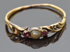 Georgian / Victorian yellow metal ring set with a seed pearl and rubies, size J