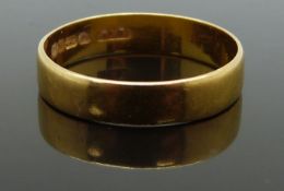A 22ct gold wedding band/ ring, size T, 3.66g