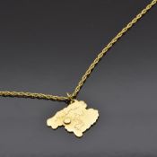 An 18ct gold chain with yellow metal Mallorca pendant, 5.9g