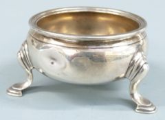 Georgian hallmarked silver salt raised on three feet, London 1748 maker Edward Wood, diameter 7.5cm,