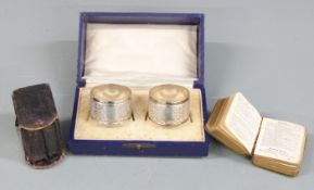 Cased pair of Victorian hallmarked silver napkin rings, Birmingham 1899 maker Henry Williamson