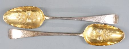 Pair of Georgian hallmarked silver berry spoons with gilt bowls, London 1784 maker Stephen Adams II,