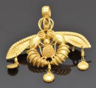 A yellow metal pendant/ brooch depicting two bees, 5.2g