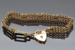 A 9ct gold gate bracelet with heart clasp, 7g