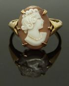 A 9ct gold ring set with cameo, 2.8g, size N