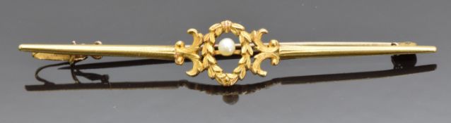 French 18ct gold brooch set with a pearl surrounded by a foliate border, 4.3g