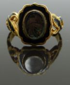 Victorian 18ct gold mourning ring set with hair to the central glass compartment, with pierced and
