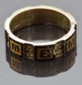 Victorian 15ct gold mourning ring set with plaited hair and raised black enamel sections reading 