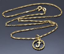A 9ct gold chain made up of rectangular links with a 'J' pendant, 2.5g