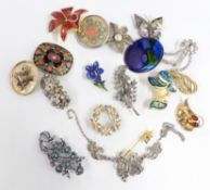 A collection of jewellery including vintage brooches, pearl bracelet, pearl necklace, etc