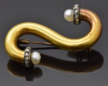 Victorian brooch in a twist design set with two pearls and rose cut diamonds, 4 x 2cm