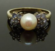 A 9ct gold ring set with a pearl and amethysts, size S, 2.79g
