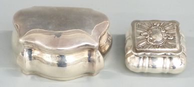 George V hallmarked silver dressing table or trinket pot with shaped edges and domed lid, Birmingham