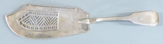 Georgian hallmarked silver fish slice with pierced decoration, London 1815 makers mark WE, length
