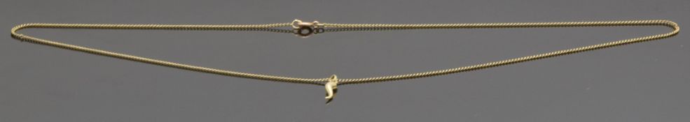 A 9ct gold necklace and chilli pendant, 1.9g