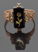 Victorian ring set with an onyx panel engraved with a gold flower, set with a diamond, with engraved