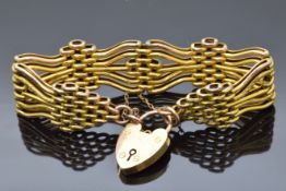 A 9ct gold gate bracelet made up of textured and plain links, 23.7g