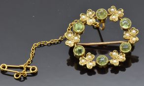 Edwardian brooch 15ct gold set with peridot and seed pearls, 4.7g