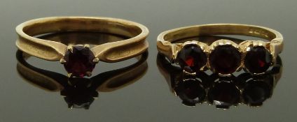 Two 9ct gold rings set with garnets, sizes K & M/N, 3.50g