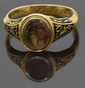 Victorian 18ct gold mourning ring set with hair to the central glass compartment, with black