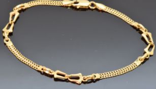 An 18ct gold bracelet made up of chain and oval links, 19cm, 5.1g