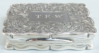 George V hallmarked silver snuff box in the Georgian style, with shaped edge and gilt interior,