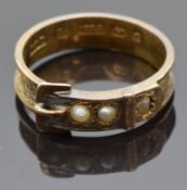 Victorian 15ct gold buckle mourning ring set with seed pearls and plaited hair to the band,