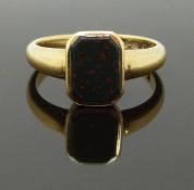 An 18ct gold signet ring set with bloodstone, size O, 5.00g