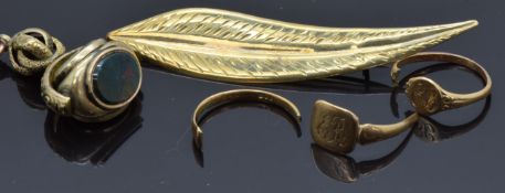 Victorian swivel fob set with three sections of agate, 9ct gold feather brooch and gold sections (