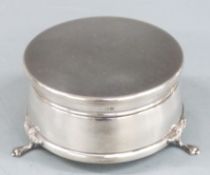 Hallmarked silver circular dressing table pot raise on three feet, Birmingham 1978 maker W I