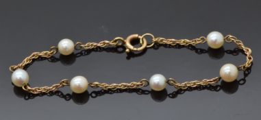 A 9ct gold bracelet set with pearls, 2.4g