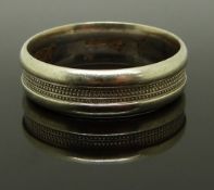 A 9ct white gold wedding band/ ring with textured decoration, size S, 5.11g
