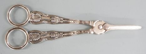 Victorian pair of King's pattern hallmarked silver grape scissors, London 1874 makers mark