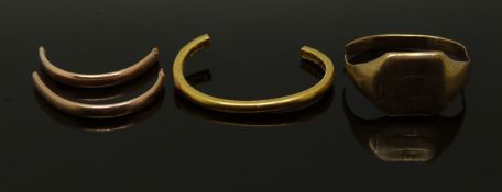 A collection of 22ct gold (3.1g) and 9ct gold (5.5g)