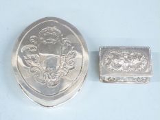 Oval dressing table or trinket pot marked 800, maximum diameter 9.5cm together with a smaller silver