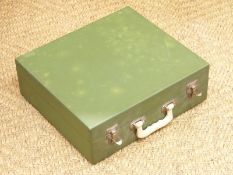 Brexton green retro picnic set with floral decoration to plates