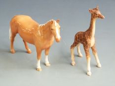 Beswick palomino Huntsman's horse and a baby giraffe, tallest 18cm