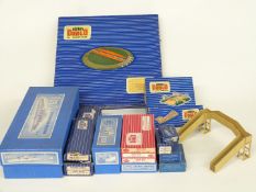 A collection of Hornby Dublo 00 gauge buildings and accessories including Through Station, Level