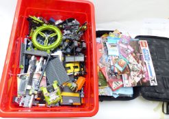 Over 5kg of Lego Technic loose pieces including Star Wars together with various sets of