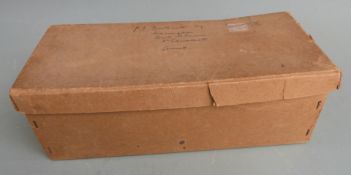 Hand held stereoscope viewer with complete set of 50 'The Battlefield Series' WW1 cards.